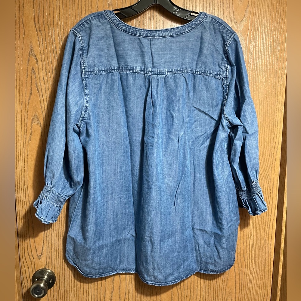 EUC Chico's Chambray Blouse with Paisley Print - Picture 2 of 6
